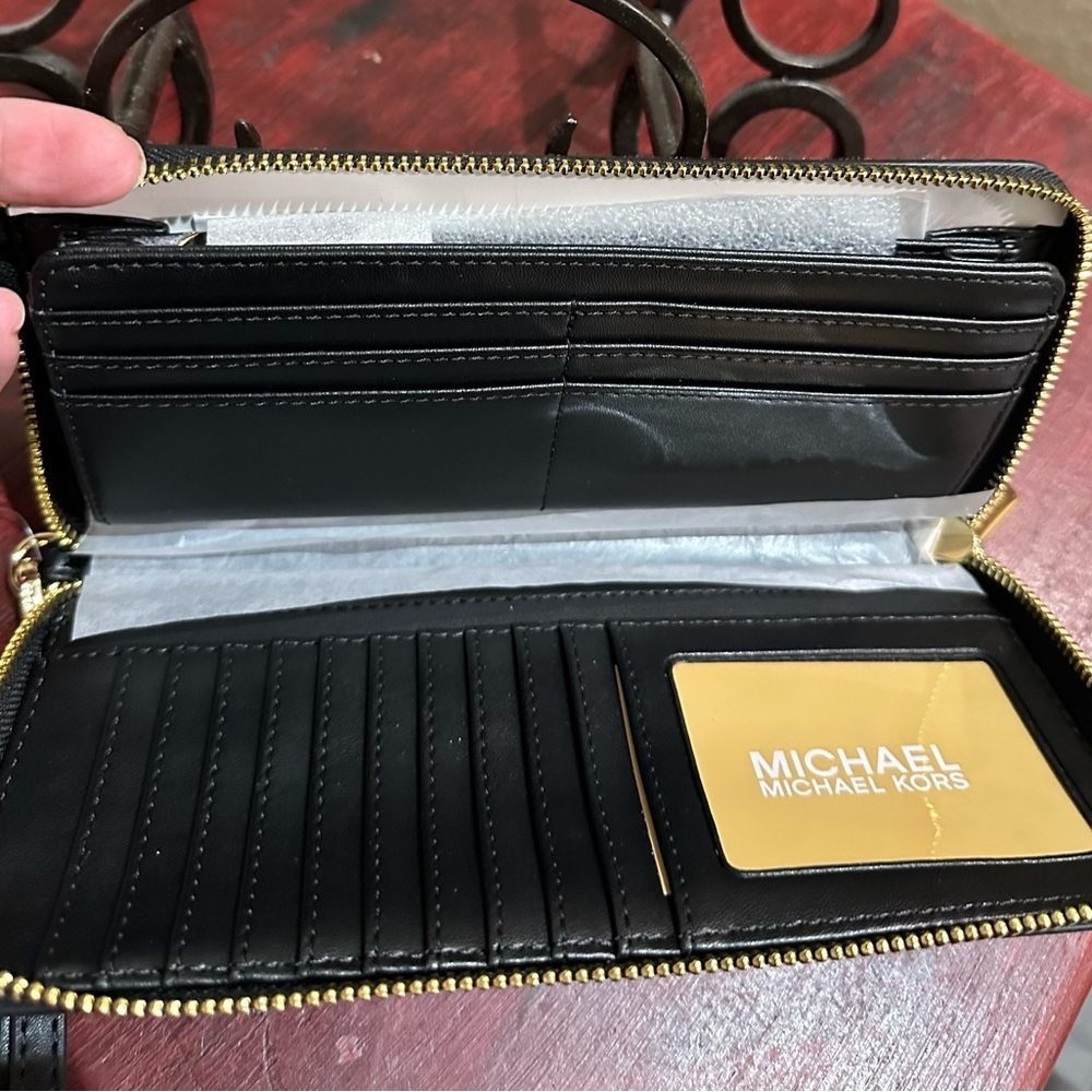 Michael Kors Leopard Print Wristlet Wallet. Nwt and authentic - Picture 4 of 9